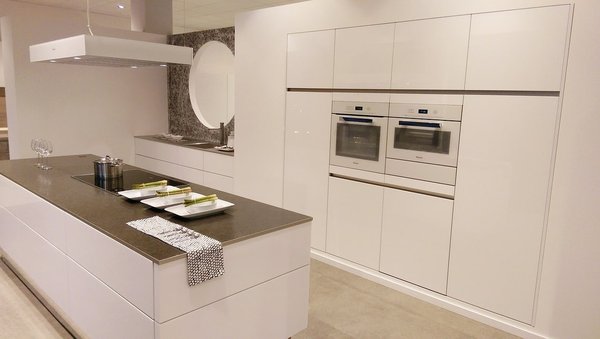 Quels sont les éléments de design à prendre en compte lors de la conception d'une cuisine haut de gamme ?