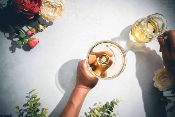Comment choisir le meilleur vin sans alcool pour une soirée ?